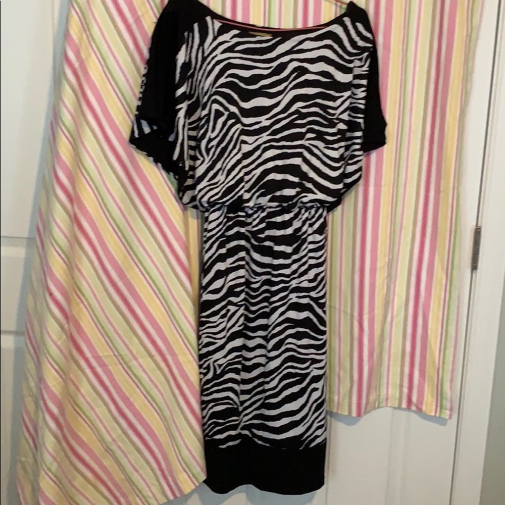 Zebra dress with short sleeves